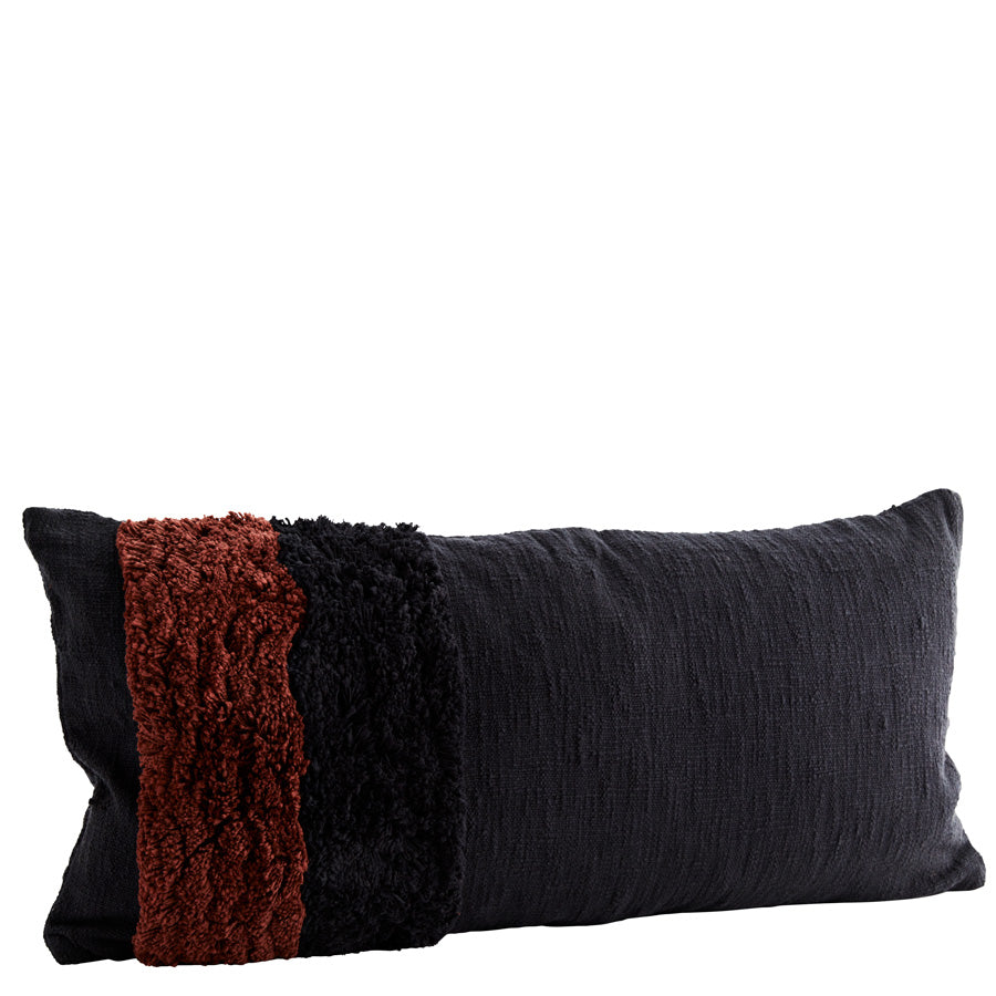 Pitkä tyyny tummanharmaa hapsuilla