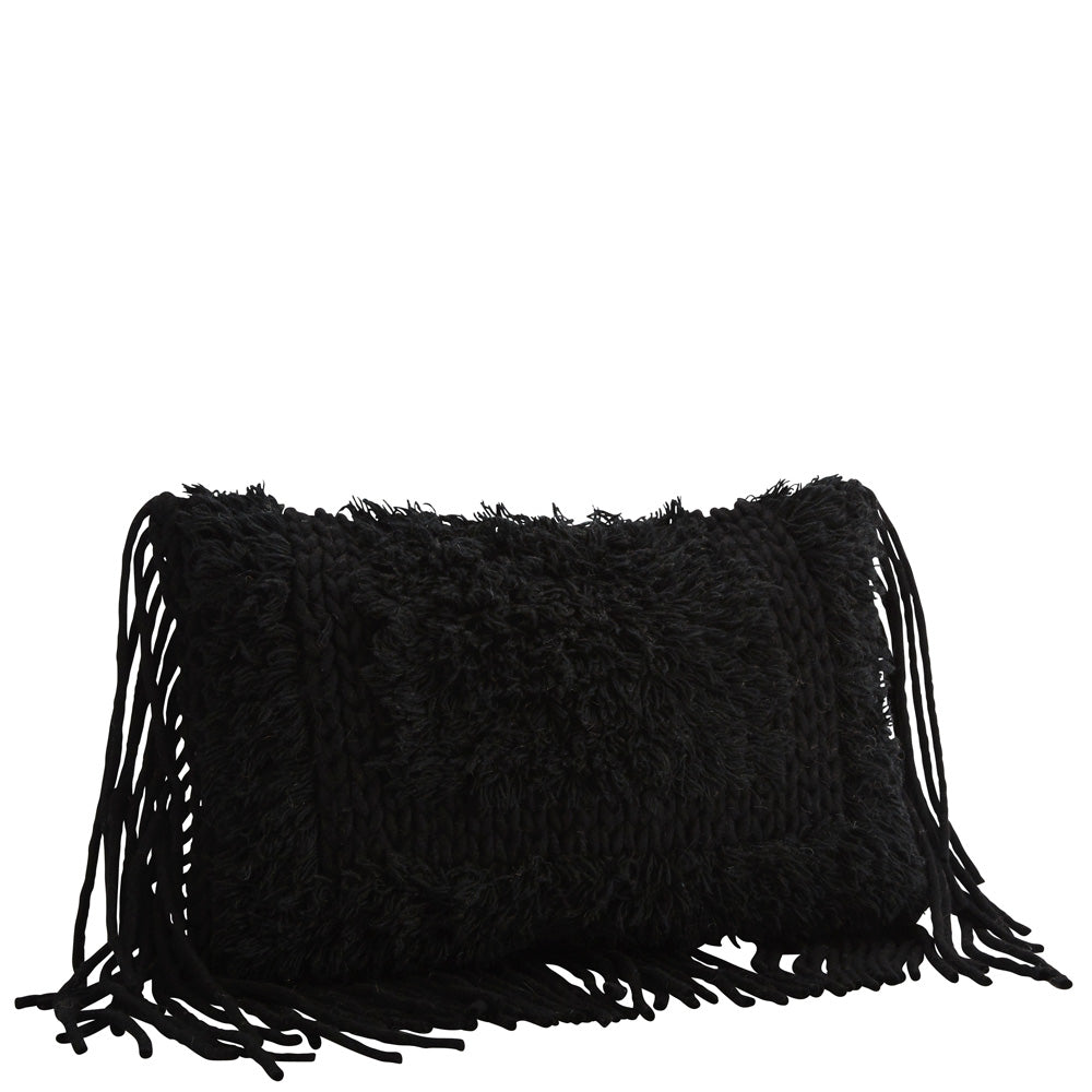 Musta tyynynpäällinen hapsuilla