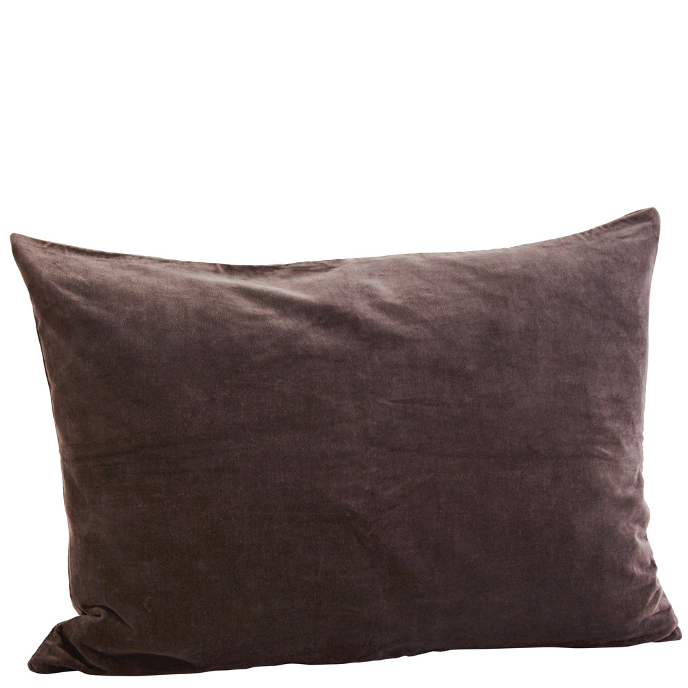 Madam Stoltz iso veluurityynny